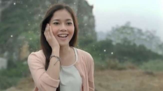 Ini Dia Perempuan Cantik di Iklan Rokok "Om Jin Pengen Kurus"