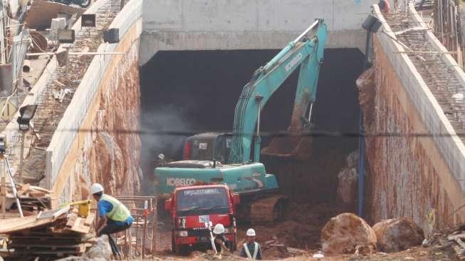 Pembangunan proyek underpass Kartini yang dibangun dua lajur sepanjang 400 meter dan lebar 10 meter di kawasan Pondok Indah, Jakarta, Senin (9/10).