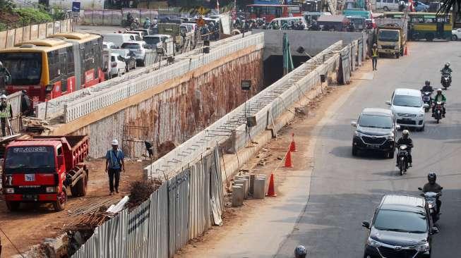 Pembangunan proyek underpass Kartini yang dibangun dua lajur sepanjang 400 meter dan lebar 10 meter di kawasan Pondok Indah, Jakarta, Senin (9/10).