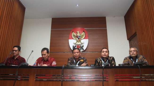 Wakil Ketua KPK, Saut Situmorang dan Ketua Badan Pengawas Pemilu (Bawaslu), Abhan Misbah bersama pengurus Bawaslu menyampaikan hasil pertemuan dengan pimpinan KPK di Jakarta,  Selasa (10/10).