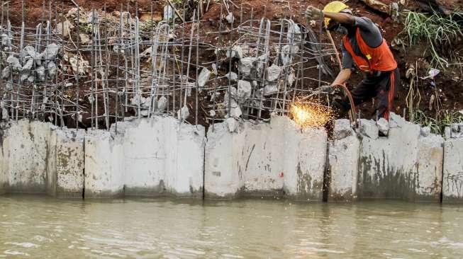 Pemasangan turap Kalimalang dalam proyek pembangunan Jalan Tol Becakayu (Bekasi-Cawang-Kampung Melayu) di Jakarta, Selasa (10/10).