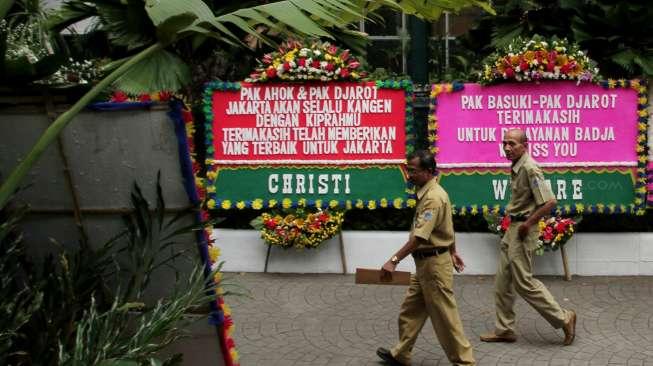 Sejumlah karangan bunga untuk pasangan Basuki Tjahaja Purnama dan Djarot Saiful Hidayat (Ahok-Djarot) kembali menghiasi Gedung Balai Kota DKI, Jakarta, Selasa (10/10/2017). [Suara.com/Oke Atmaja]