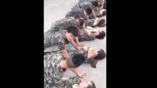 Latihan Mahasiswa ala Militer di Cina Ini Bikin Geleng Kepala