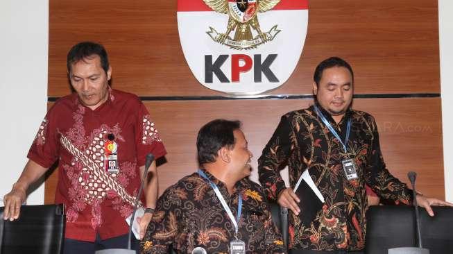 Wakil Ketua KPK, Saut Situmorang dan Ketua Badan Pengawas Pemilu (Bawaslu), Abhan Misbah bersama pengurus Bawaslu menyampaikan hasil pertemuan dengan pimpinan KPK di Jakarta,  Selasa (10/10).