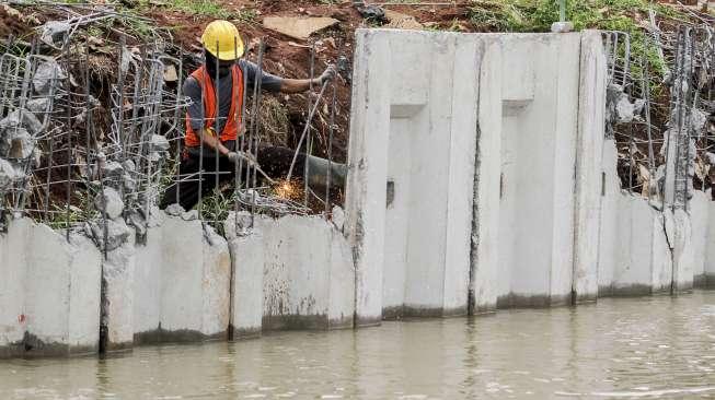 Pemasangan turap Kalimalang dalam proyek pembangunan Jalan Tol Becakayu (Bekasi-Cawang-Kampung Melayu) di Jakarta, Selasa (10/10).