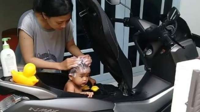Kocak! Ternyata Ini Fungsi Lain Bagasi Yamaha NMAX