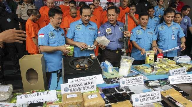 Badan Narkotika Nasional (BNN) merilis hasil penggagalan upaya peredaran narkotika jenis sabu dan ekstasi yang dilakukan oleh empat jaringan narkotika Internasional di Jakarta, Selasa (10/10).