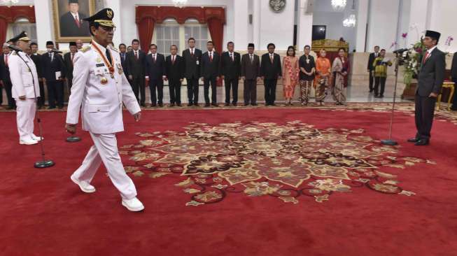 Presiden Joko Widodo melantik Gubernur dan Wakil Gubernur Daerah Istimewa Yogyakarta Sri Sultan Hamengku Buwono X dan Sri Paduka Paku Alam X Gubernur di Istana Negara, Jakarta, Selasa (10/10).