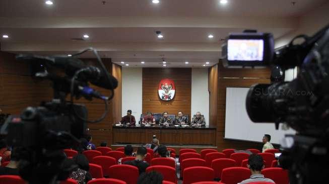 Wakil Ketua KPK, Saut Situmorang dan Ketua Badan Pengawas Pemilu (Bawaslu), Abhan Misbah bersama pengurus Bawaslu menyampaikan hasil pertemuan dengan pimpinan KPK di Jakarta,  Selasa (10/10).