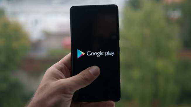 Logo toko aplikasi Google Play Store pada sebuah ponsel Android. [Shutterstock]