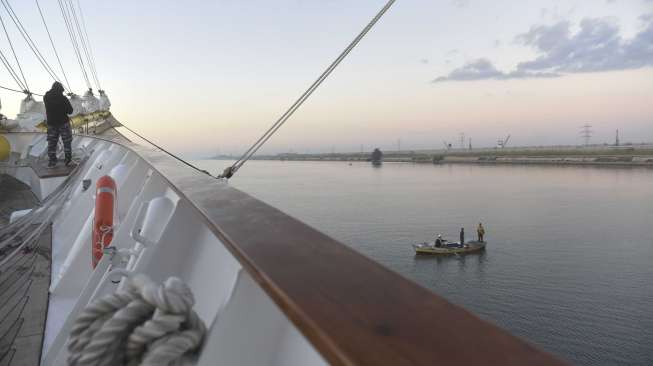 KRI Bima Suci melintasi Terusan Suez dalam perjalanan dari Port Said, Mesir menuju Jeddah, Arab Saudi, di Mesir, Rabu (11/10).