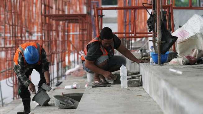 Pekerja menyelesaikan proyek renovasi Stadion Madya, Senayan, Jakarta, Kamis (12/10).