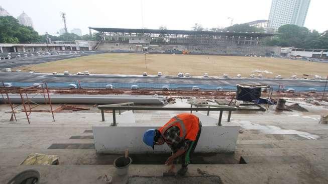 Pekerja menyelesaikan proyek renovasi Stadion Madya, Senayan, Jakarta, Kamis (12/10).