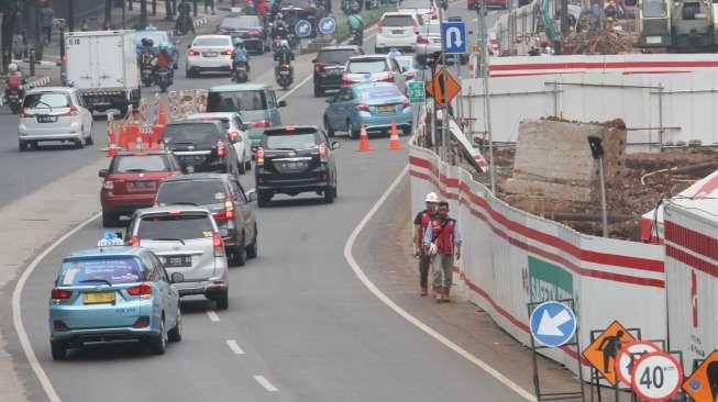 Penyempitan jalan di kawasan Rasuna Said, Kuningan, Jakarta, Kamis (12/10).