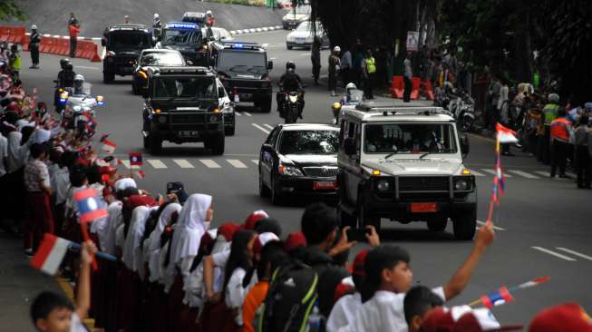 Presiden Joko Widodo menyambut Perdana Menteri Republik Demokratik Rakyat Laos Thongloun Sisoulith dalam kunjungan kenegaraan di Istana Bogor, Bogor, Jawa Barat, Kamis (12/10).