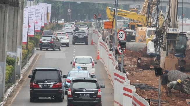 Penyempitan jalan di kawasan Rasuna Said, Kuningan, Jakarta, Kamis (12/10).