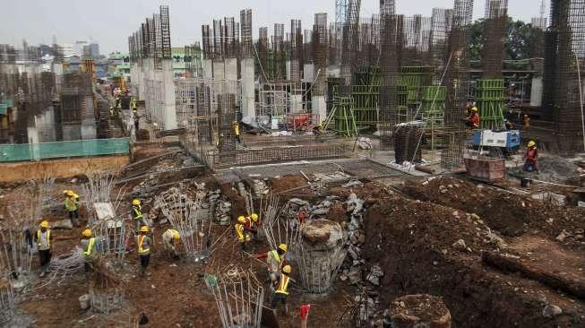 Pekerja menyelesaikan proyek pembangunan rumah susun sewa (Rusunawa) Tingkat Tinggi Pasar Rumput, di Jakarta, Kamis (12/10).