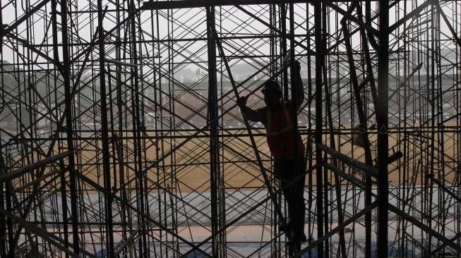 Pekerja menyelesaikan proyek renovasi Stadion Madya, Senayan, Jakarta, Kamis (12/10).