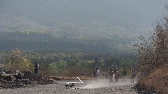 Anggota tim pengendali pesawat tanpa awak bersiap menerbangkan pesawat jenis Koak 3.0 untuk memantau kondisi kawah Gunung Agung di Desa Dukuh, Karangasem, Bali, Kamis (12/10).