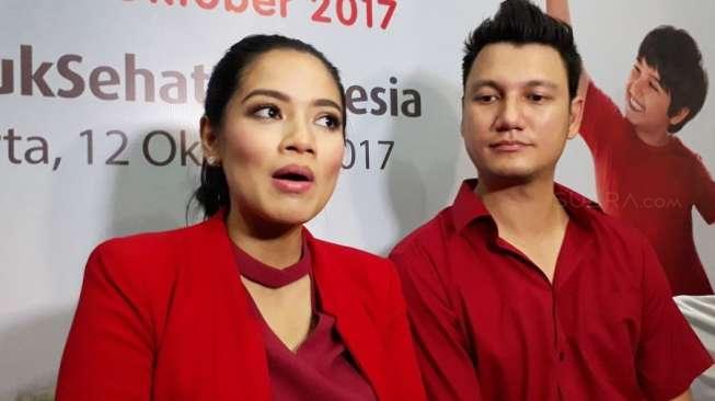 Titi Kamal dan Christian Sugiono ditemui usai menghadiri acara Tepuk Sehat Indonesia di SDN 3 Negeri Menteng, Jakarta Pusat, Kamis (12/10/2017) [suara.com/Ismail]