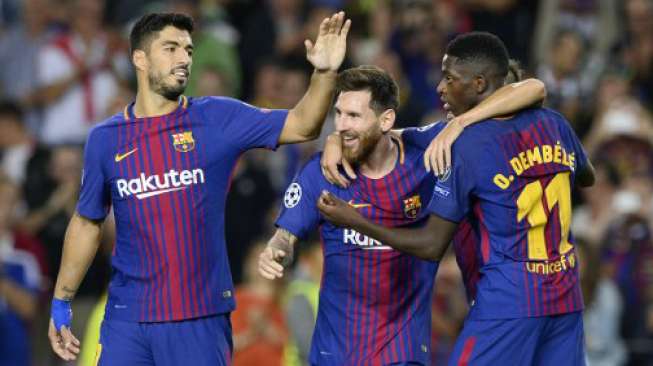 Pemain Barcelona (kiri-kanan): Luis Suarez, Lionel Messi dan Ousmane Dembele rayakan gol ke gawang lawan [AFP]