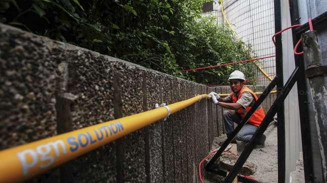 Petugas menyuplai gas di gedung Kementerian BUMN, Jakarta, Kamis (12/10).