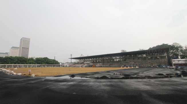 Pekerja menyelesaikan proyek renovasi Stadion Madya, Senayan, Jakarta, Kamis (12/10).