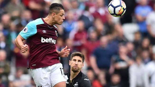 Pemain West Ham United Javier Hernandez menanduk bola ke gawang lawan [AFP]