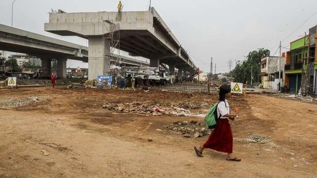 Pekerja menyelesaikan proyek jalan layang tol Bekasi-Cawang-Kampung Melayu (Becakayu) di Kalimalang, Jakarta, Jumat (13/10).