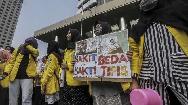 Aliansi UI Beraksi melakukan aksi unjuk rasa di depan gedung KPK, Jakarta, Jumat (13/10).