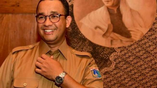 Senyum Mantap Anies kala Kenakan Baju Gubernur DKI