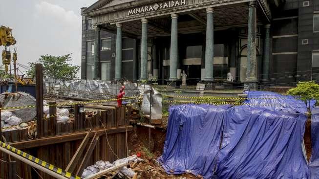 Tanah Longsor Depan Menara Saidah, Tak Ada Korban