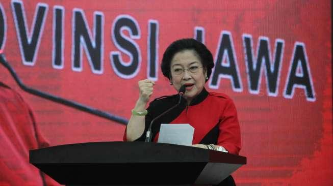 Ketua Umum PDIP Megawati Sukarno Putri umumkan pasangan Bakal Calon Gubernur Jawa Timur dan Sulawesi Selatan di kantor DPP PDIP, Jakarta, Minggu (15/10/2017).