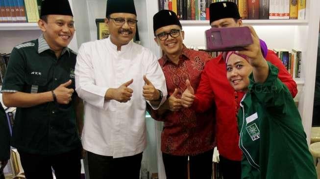 Calon Gubernur (Cagub) Jawa Timur Saifullah Yusuf dan cawagub Abdullah Azwar Anas berfoto bersama seusai konferensi pers yang dipimpin Sekjen DPP PKB Abdul Kadir Karding, di Kantor DPP PKB, Jakarta, Minggu (15/10/2017). [Suara.com/Oke Atmaja]