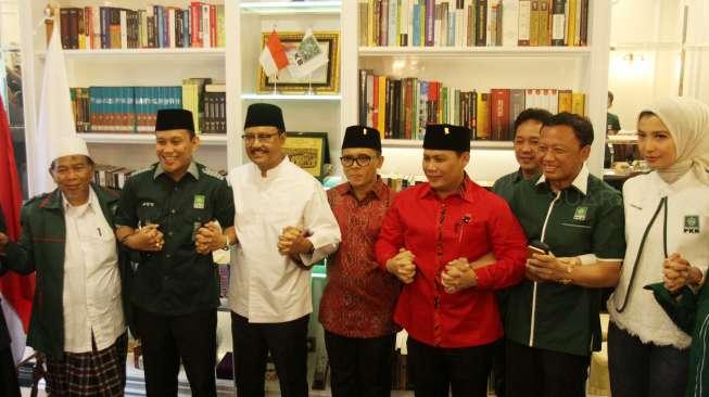 Calon Gubernur (Cagub) Jawa Timur Saifullah Yusuf bersama cawagub Abdullah Azwar Anas, foto bersama usai konferensi pers yang dipimpin Sekjen DPP PKB Abdul Kadir Karding, di Kantor DPP PKB, Jakarta, Minggu (15/10/2017). [Suara.com/Oke Atmaja]