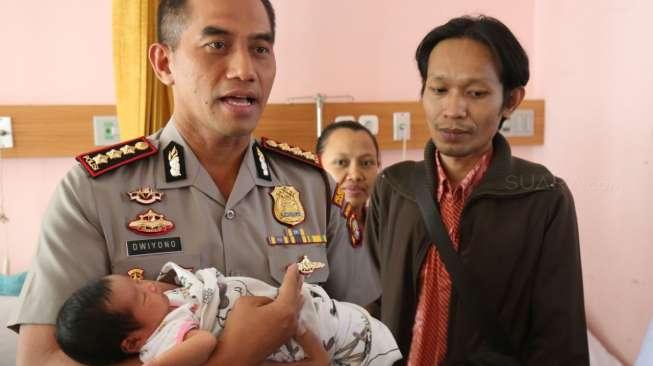 Kisah Melahirkan Bayi di Mobil Polisi