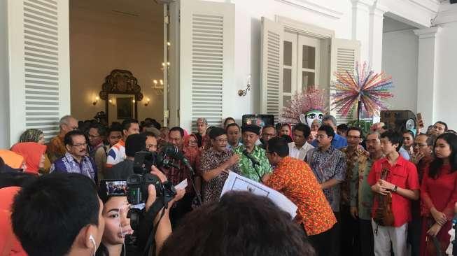 Melepas Djarot, Warga DKI Jakarta Padati Balai Kota