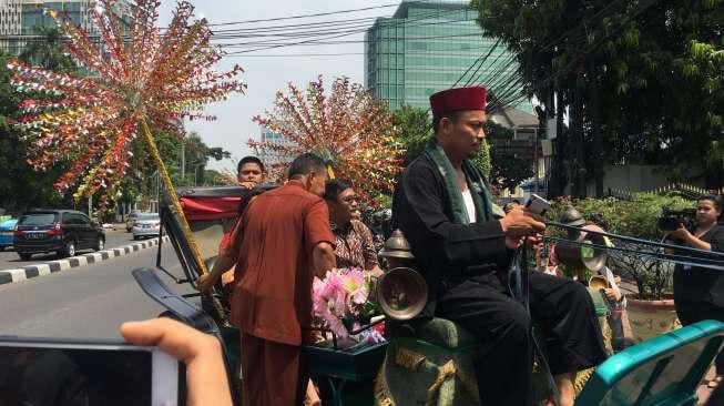 Lepas Jabatan Gubernur DKI, Djarot Diarak dengan Kereta Kencana