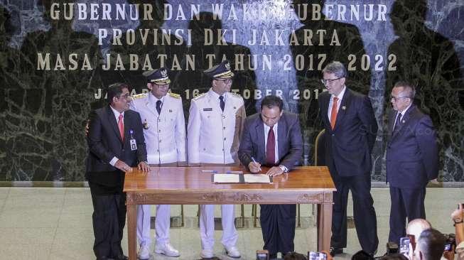 Gubernur dan Wakil Gubernur DKI Jakarta terbaru, Anies Baswedan-Sandiaga Uno, mengikuti prosesi Serah Terima Jabatan (Sertijab) di Balai Kota DKI, Senin (16/10/2017), usai sebelumnya resmi dilantik oleh Presiden Joko Widodo. [Suara.com/Kurniawan Mas'ud]