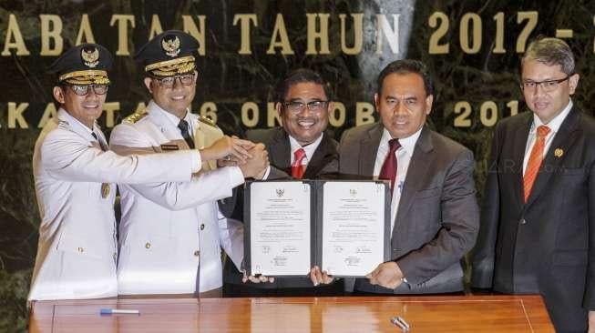 Gubernur dan Wakil Gubernur DKI Jakarta, Anies Baswedan-Sandiaga Uno, di acara Serah Terima Jabatan (Sertijab) di Balai Kota DKI, Senin (16/10/2017), usai sebelumnya resmi dilantik oleh Presiden Joko Widodo. [Suara.com/Kurniawan Mas'ud]