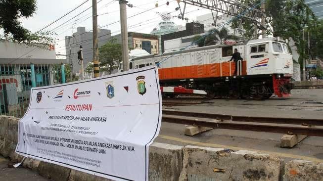 Untuk mengamankan perlintasan sebidang rel kereta api.