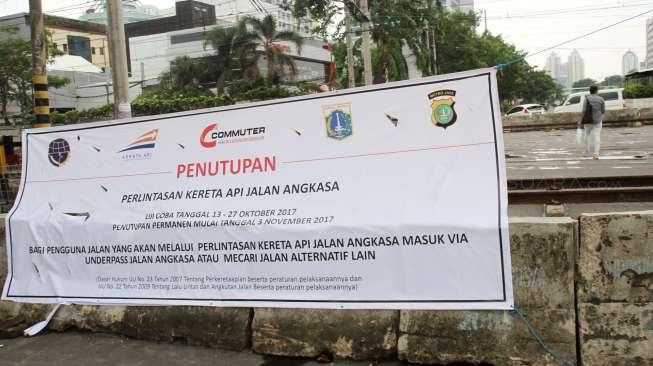 Akses Jalan Angkasa Raya, Kemayoran, Jakarta Pusat, ditutup oleh petugas gabungan Dinas Perhubungan DKI dan Kementerian Perhubungan, di Jakarta, Senin (16/10).