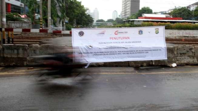 Akses Jalan Angkasa Raya, Kemayoran, Jakarta Pusat, ditutup oleh petugas gabungan Dinas Perhubungan DKI dan Kementerian Perhubungan, di Jakarta, Senin (16/10).