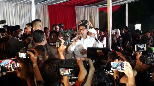 Sandiaga Beri Seragam dan 'Jengkol' Pelantikan ke Massa