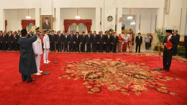 Presiden Joko Widodo melantik Gubernur DKI Jakarta Anies Baswedan dan Wakil Gubernur Sandiaga Uno di Istana Negara, Jakarta, Senin (16/10).