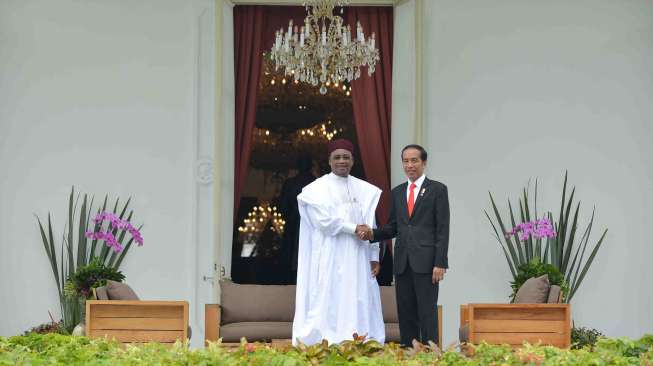 Presiden Joko Widodo menerima kunjugan kenegaraan Presiden Republik Niger Issoufou Mahamadou di Istana Merdeka, Jakarta, Senin (16/10).