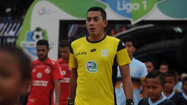 Penjaga gawang Persela Lamongan Choirul Huda (tengah) memasuki lapangan sebelum pertandingan melawan Semen Padang dalam lanjutan Liga 1 di Stadion Surajaya Lamongan, Jawa Timur, Minggu (15/10/2017).