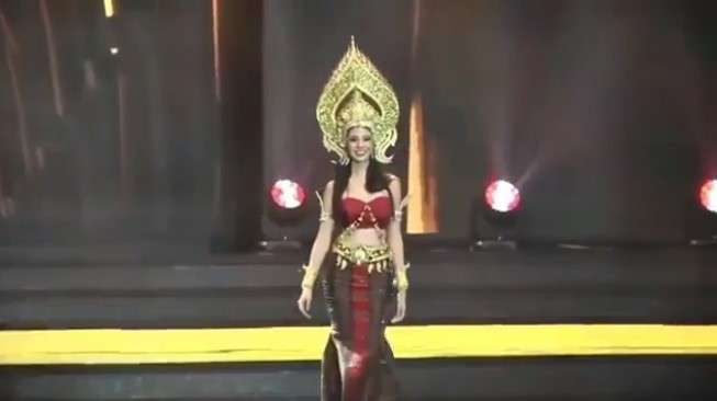 Lihat! Cara Miss Grand Thailand Bangkit Usai Terjatuh Dua Kali