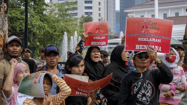 Aliansi Korban Reklamasi menggelar unjuk rasa di depan Balai Kota, Jakarta, Selasa (17/10).