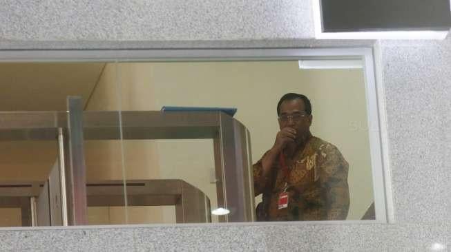 Menteri Perhubungan Budi Karya Sumadi usai diperiksa di gedung KPK, Jakarta, Selasa (17/10).